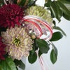 【お正月・お年賀】ピンクのシンビジュームや赤いマムのアレンジメント