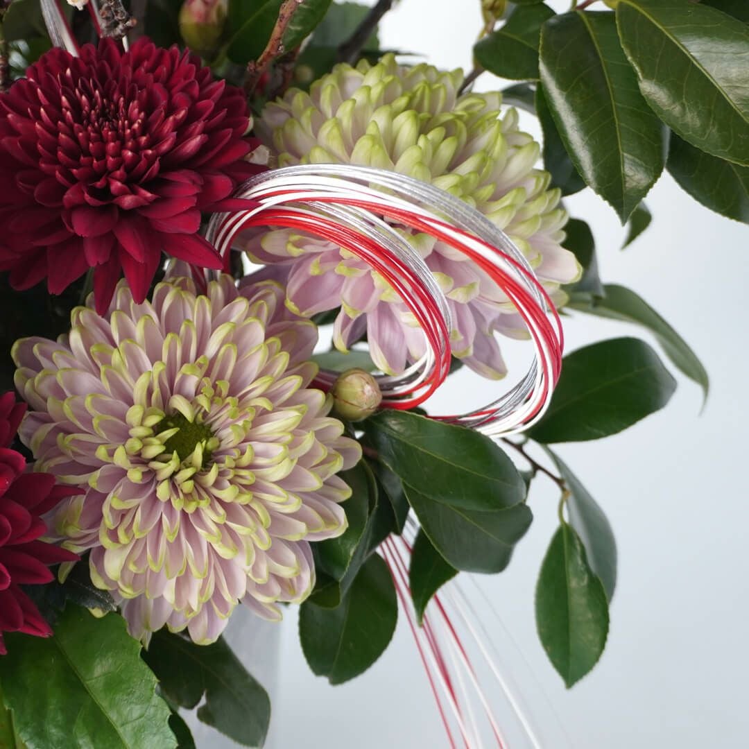 【お正月・お年賀】ピンクのシンビジュームや赤いマムのアレンジメント