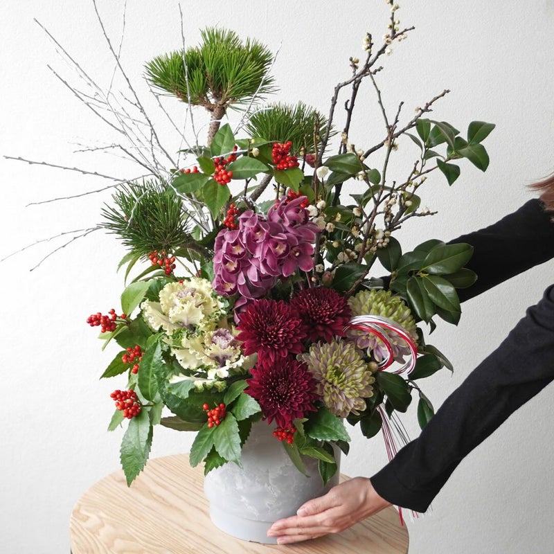 【お正月・お年賀】ピンクのシンビジュームや赤いマムのアレンジメント