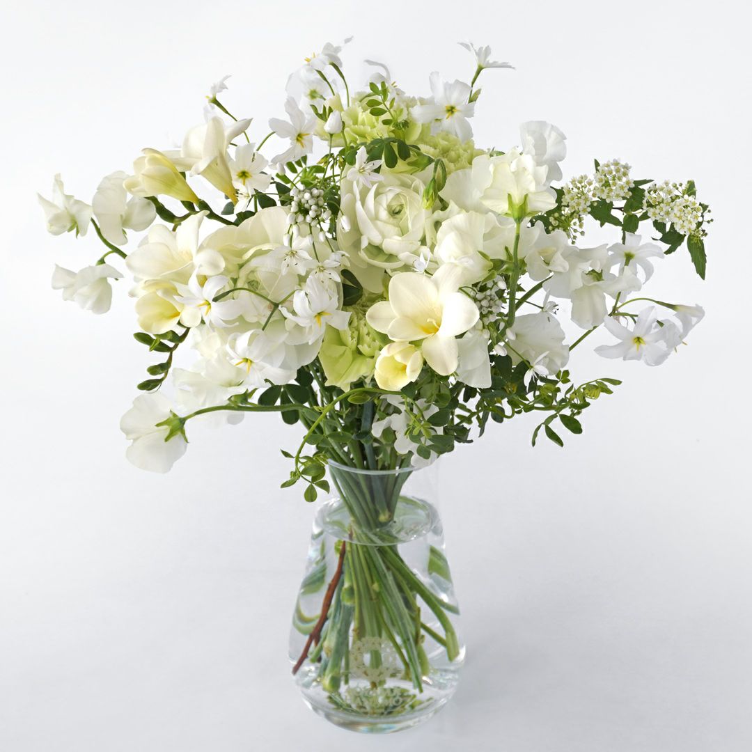 白いラナンキュラスやスイートピーの花束