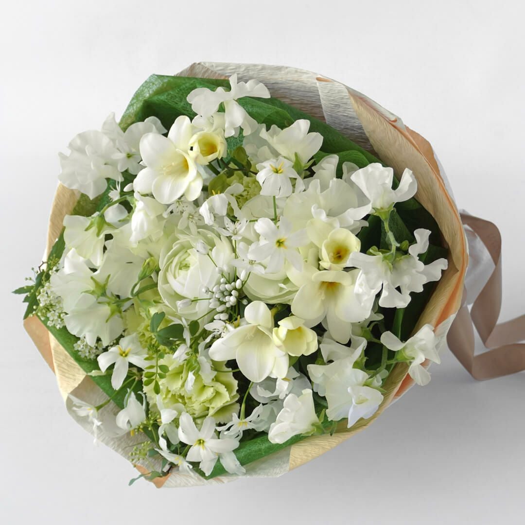 白いラナンキュラスやスイートピーの花束