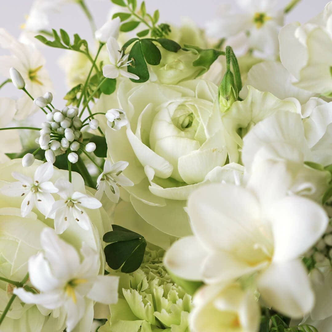白いラナンキュラスやスイートピーの花束