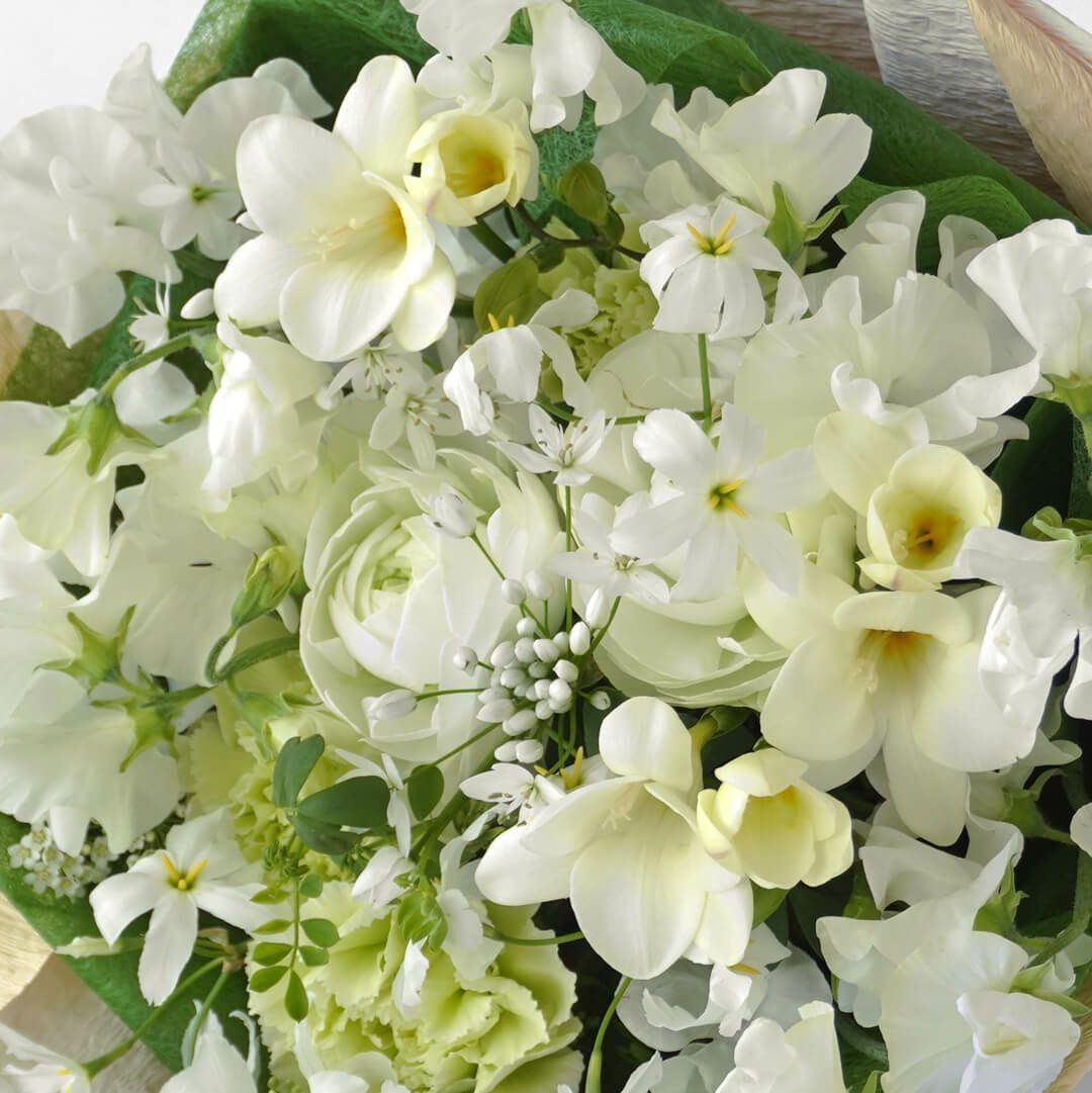 白いラナンキュラスやスイートピーの花束