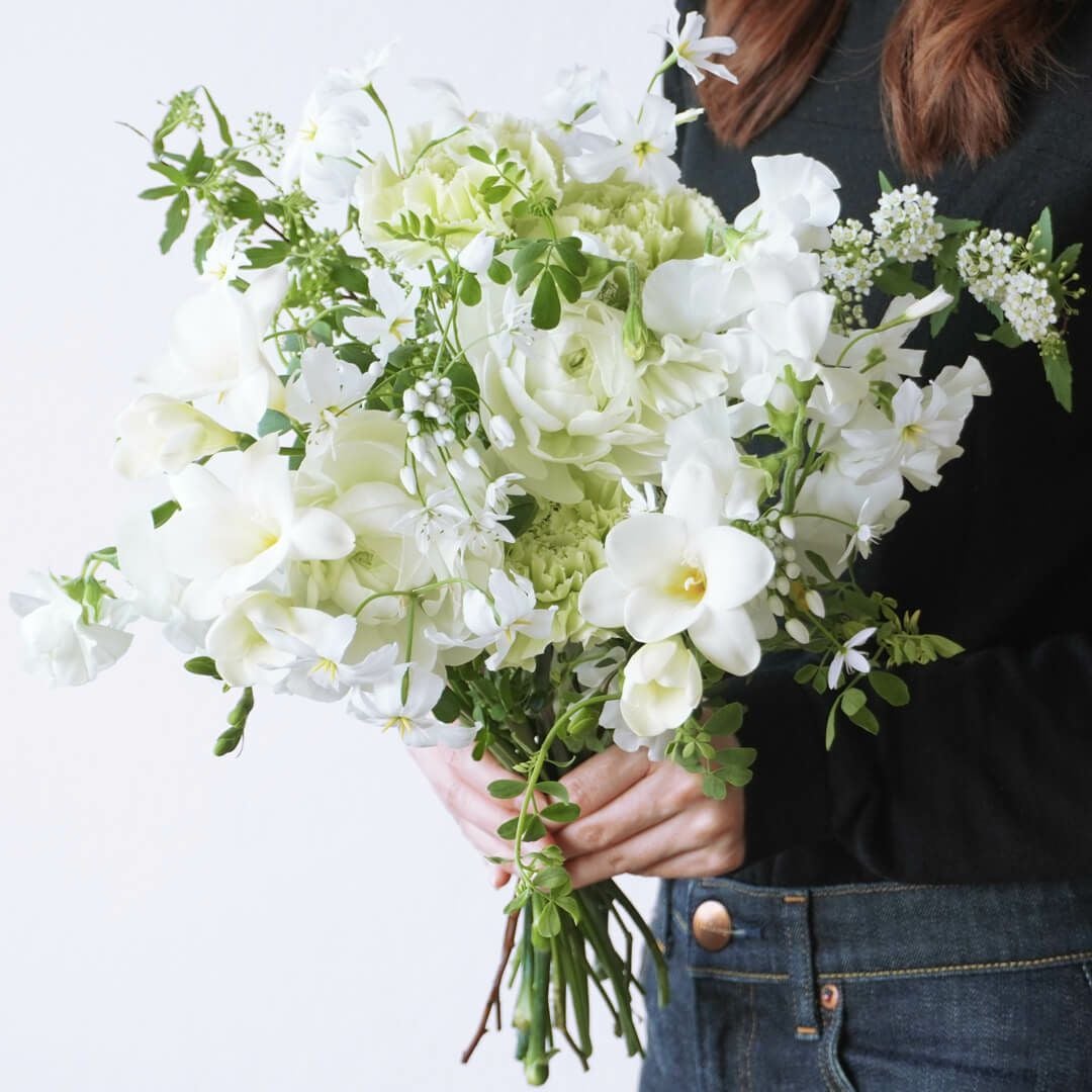 白いラナンキュラスやスイートピーの花束