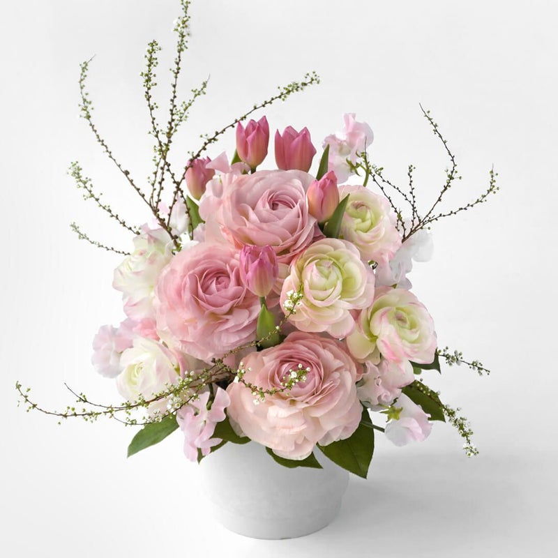 ピンクのラナンキュラスやスイートピーのアレンジメント