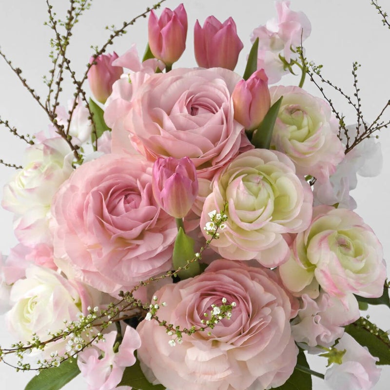 ピンクのラナンキュラスやスイートピーのアレンジメント