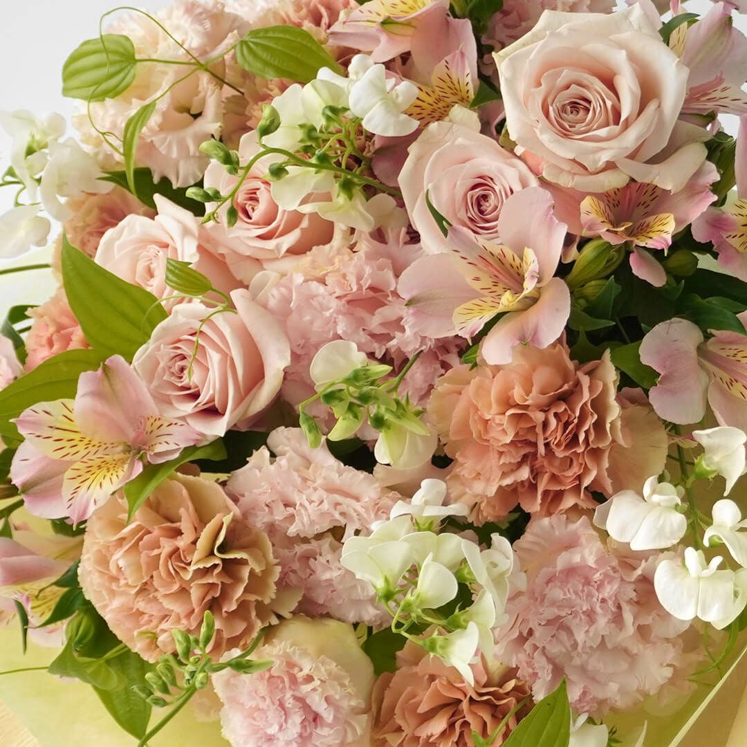 【母の日】淡いピンクの大輪バラやカーネーションの花束