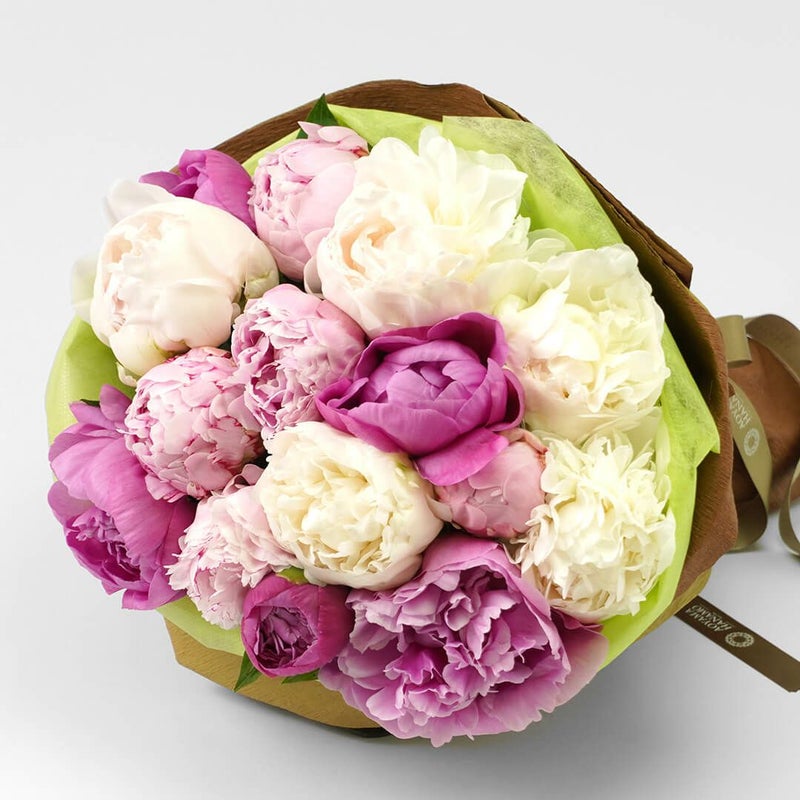 【母の日】濃いピンク、淡いピンク、白の3種の芍薬(ピオニー)の花束