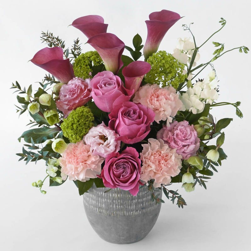 【母の日】濃いピンクのバラや淡いピンクのカーネーションのアレンジメント