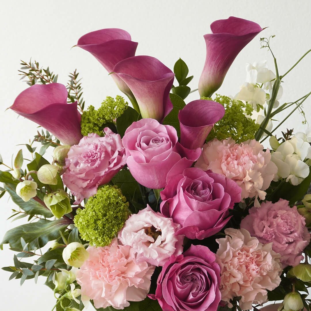 【母の日】濃いピンクのバラや淡いピンクのカーネーションのアレンジメント
