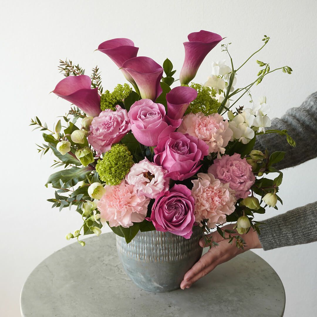 【母の日】濃いピンクのバラや淡いピンクのカーネーションのアレンジメント