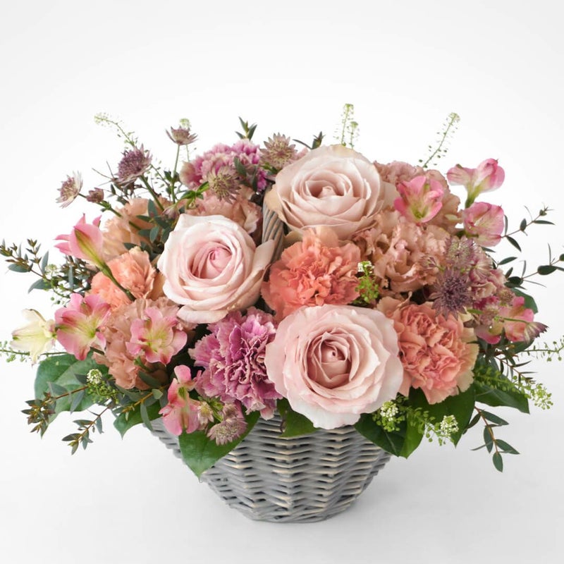 【母の日】複色のカーネーションや淡いピンクの大輪バラのアレンジメント