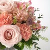 【母の日】複色のカーネーションや淡いピンクの大輪バラのアレンジメント