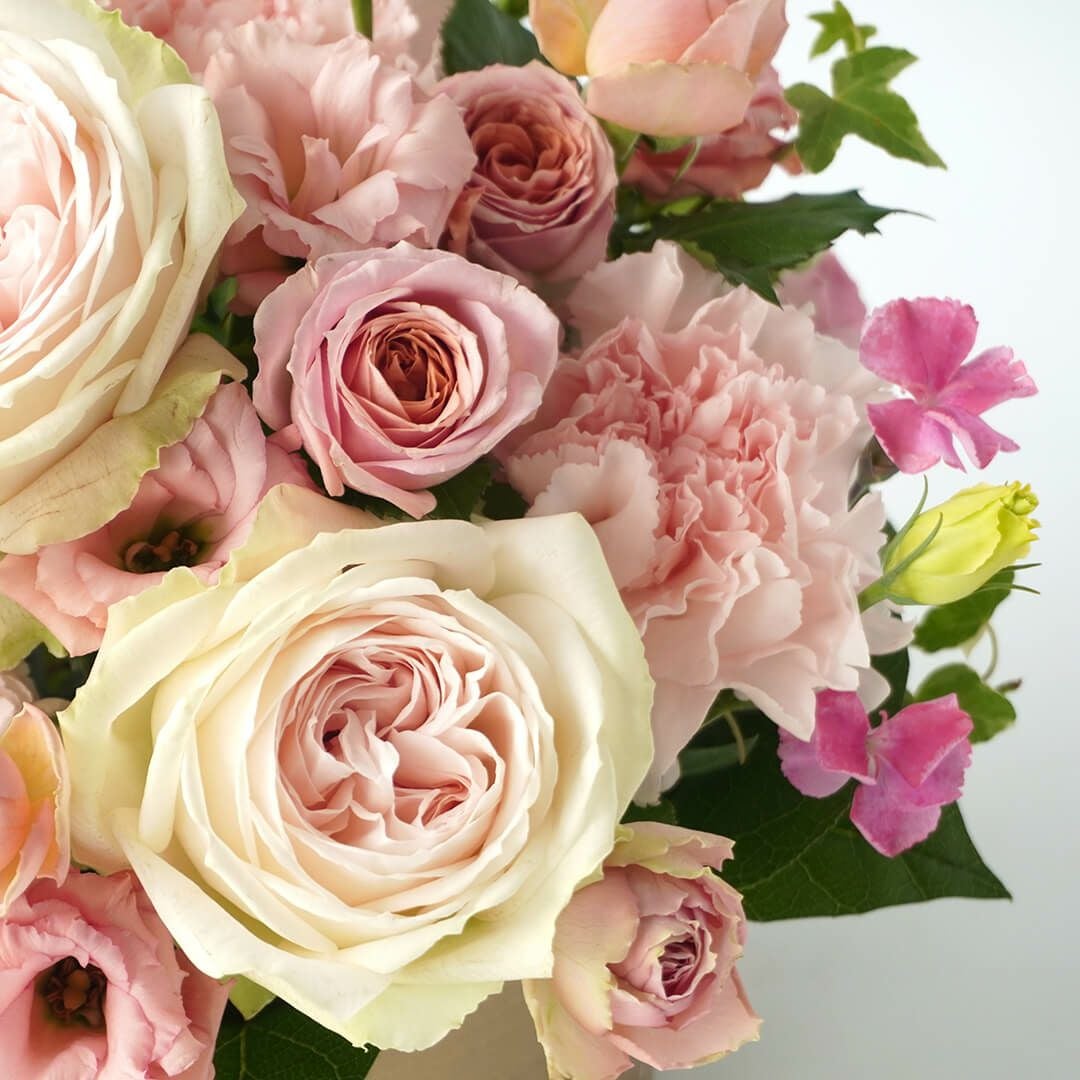 【母の日】淡いピンクの大輪バラやスプレーバラのアレンジメント