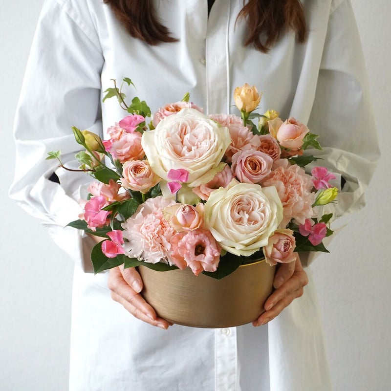 【母の日】淡いピンクの大輪バラやスプレーバラのアレンジメント