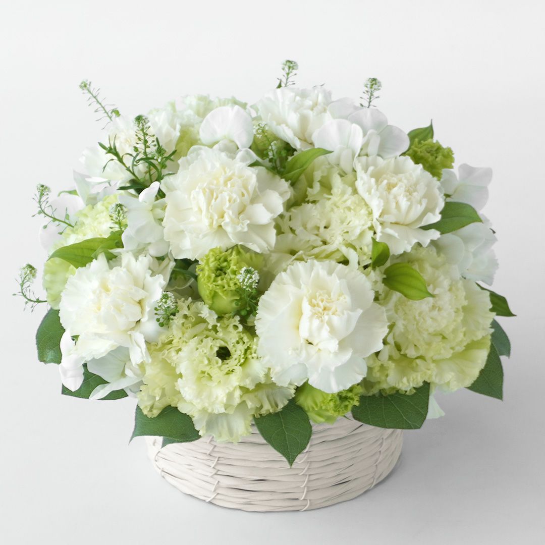 【母の日・お供え】白いカーネーションと淡いグリーンのトルコキキョウのお供えアレンジメント