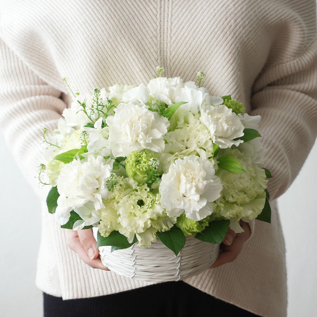 【母の日・お供え】白いカーネーションと淡いグリーンのトルコキキョウのお供えアレンジメント