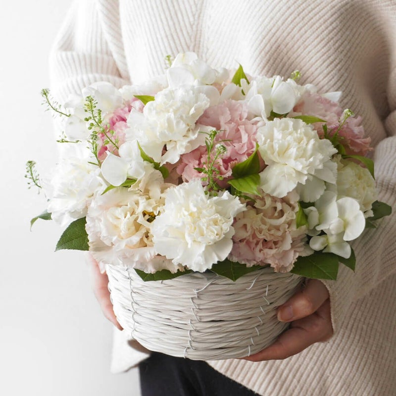 【母の日・お供え】白いカーネーションと淡いピンクのトルコキキョウのお供えアレンジメント