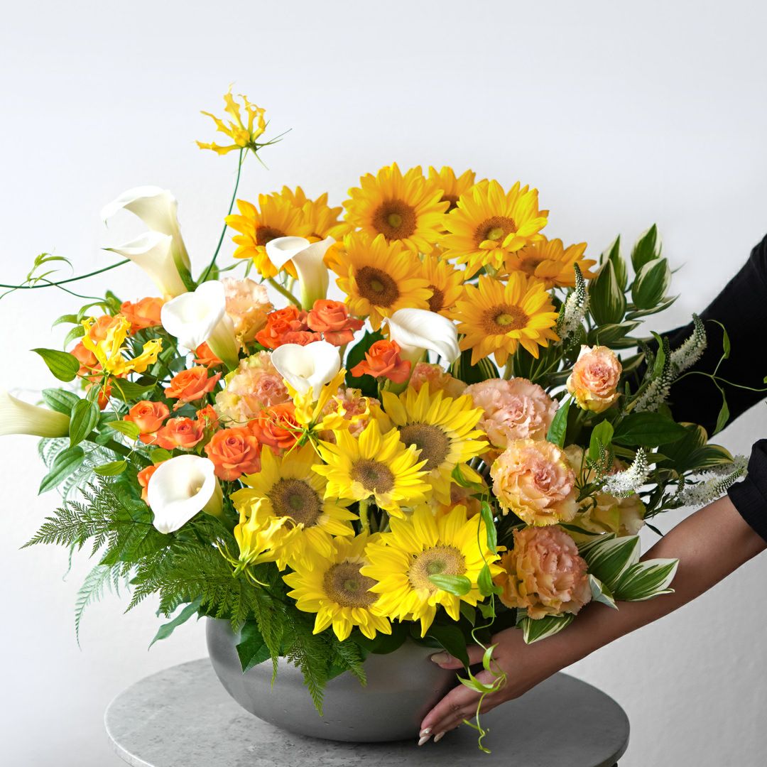 【父の日】黄色いヒマワリやオレンジのバラのアレンジメント