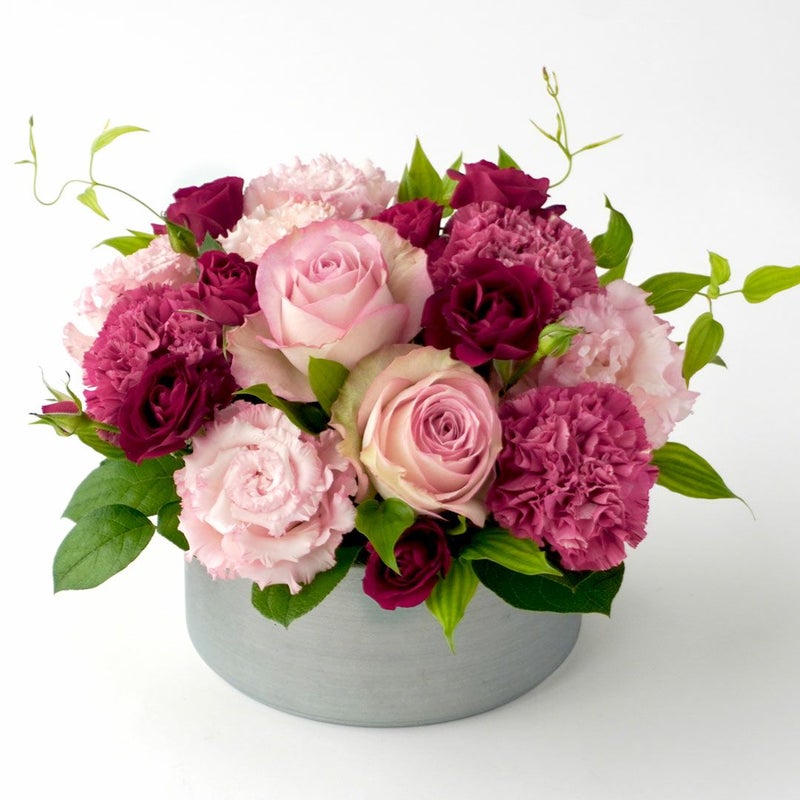 淡いピンクのバラやカーネーションのアレンジメント