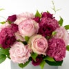 淡いピンクのバラやカーネーションのアレンジメント