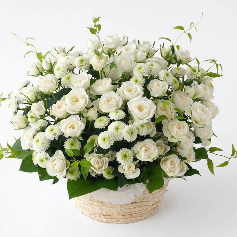 白いスプレーバラやスプレーマムのお供えアレンジメント