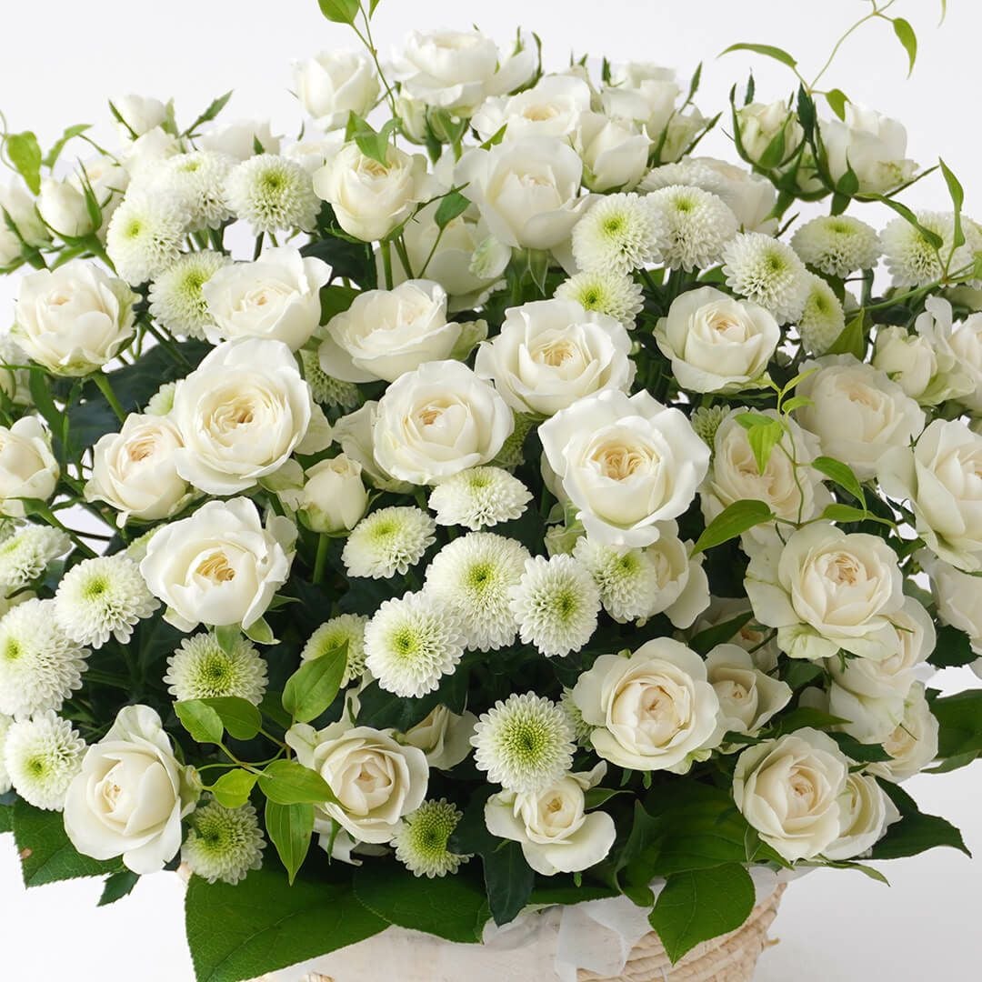 白いスプレーバラやスプレーマムのお供えアレンジメント