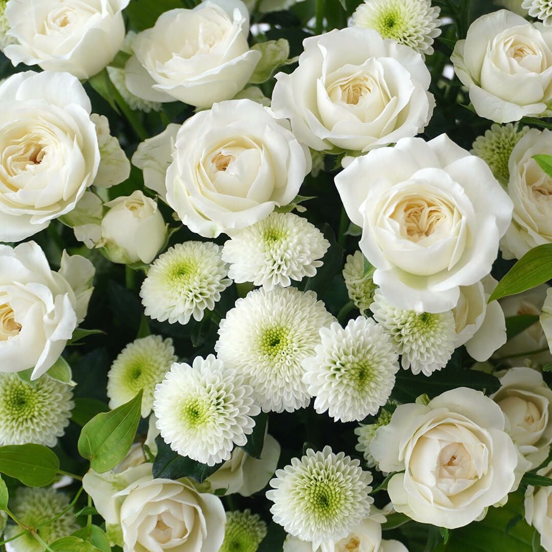 白いスプレーバラやスプレーマムのお供えアレンジメント