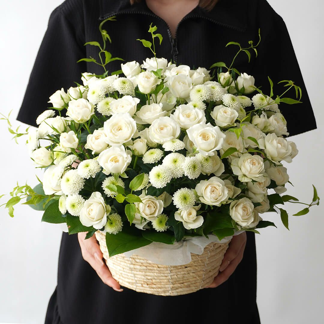 白いスプレーバラのアレンジメント（ご供花）｜青山花茂本店