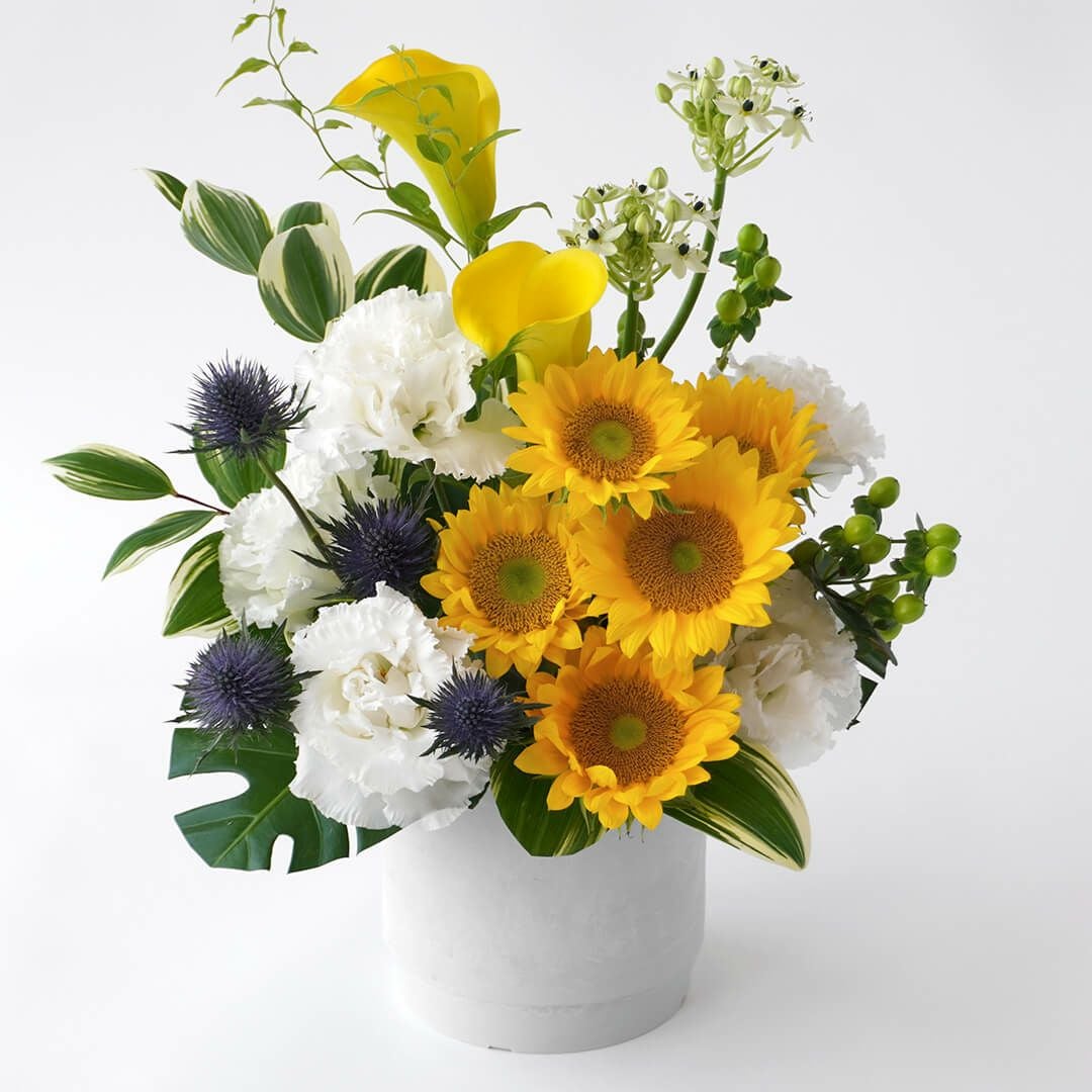ヒマワリと黄色いカラーのアレンジメント
