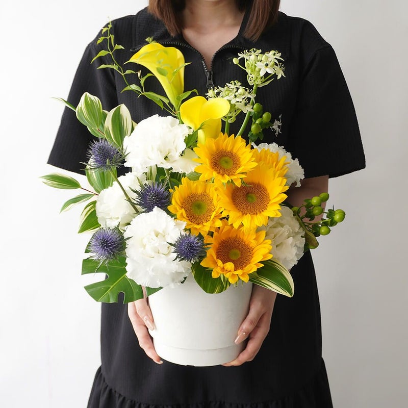 ヒマワリと黄色いカラーのアレンジメント