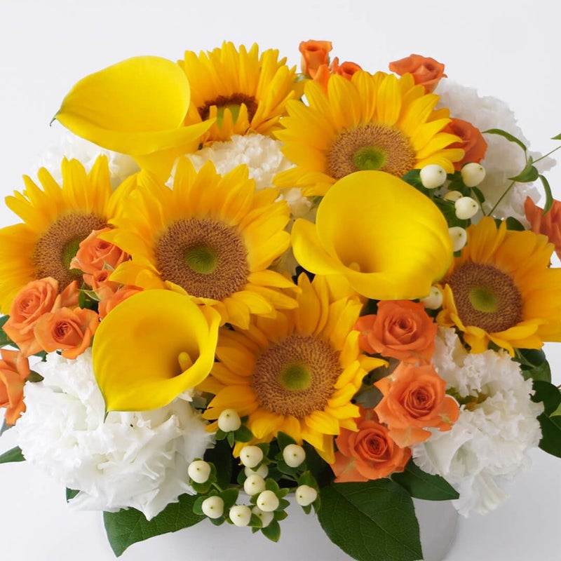 ヒマワリとオレンジのスプレーバラのアレンジメント