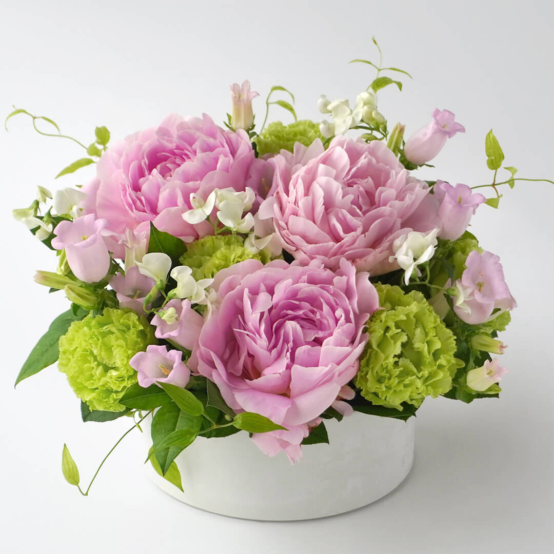 淡いピンクの芍薬を使ったアレンジメント