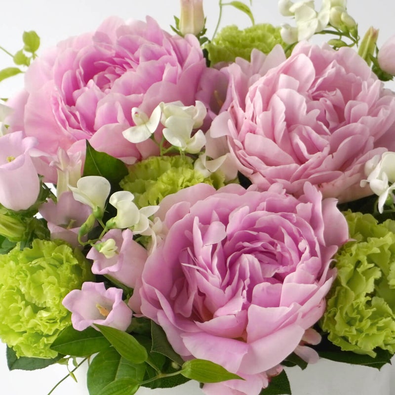 淡いピンクの芍薬を使ったアレンジメント