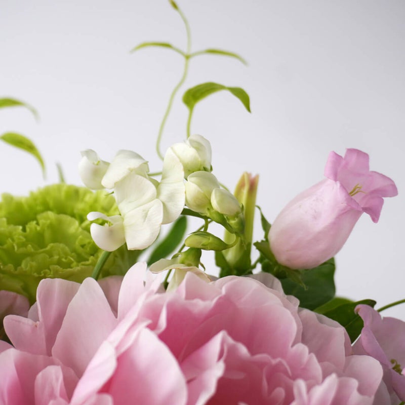 淡いピンクの芍薬を使ったアレンジメント