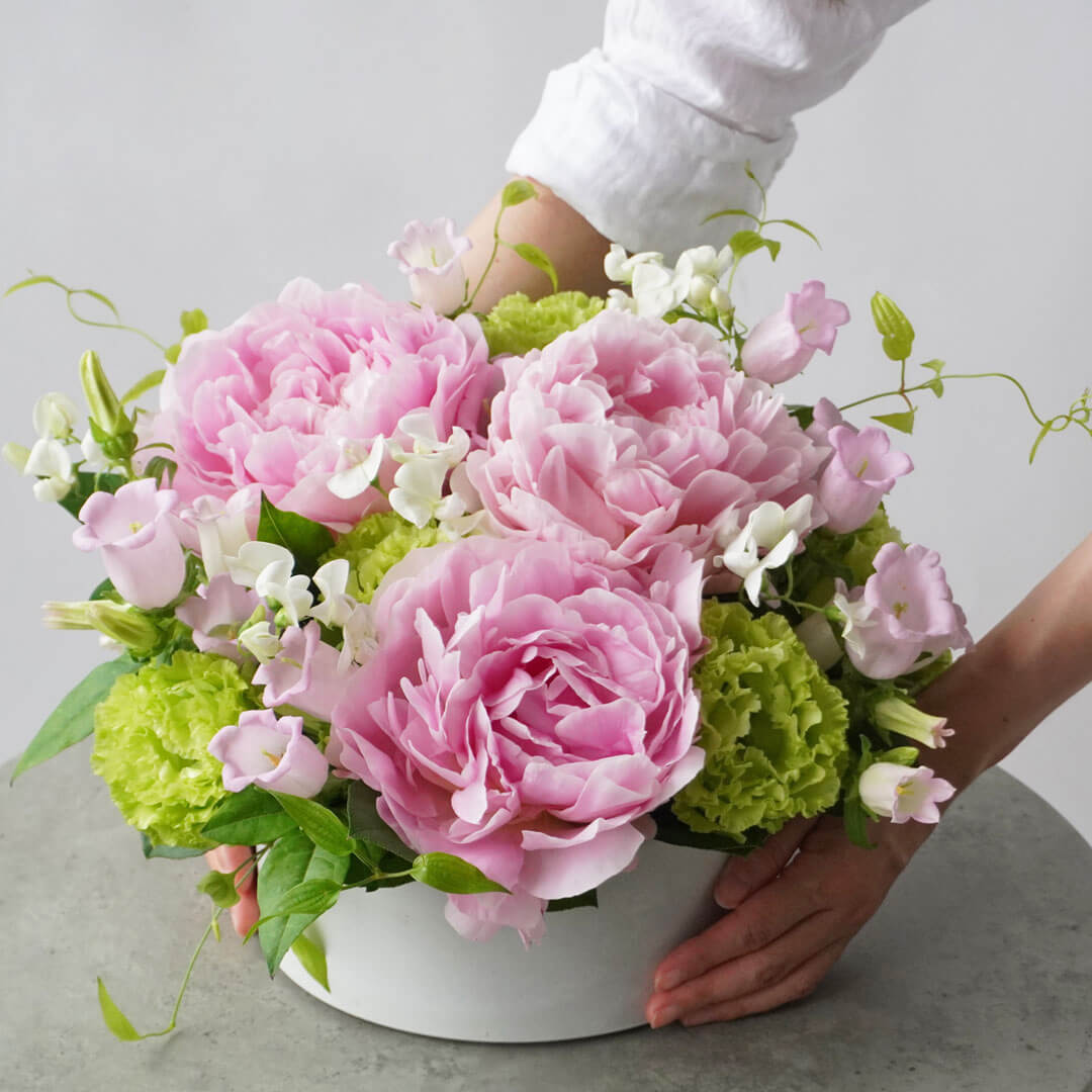 淡いピンクの芍薬を使ったアレンジメント