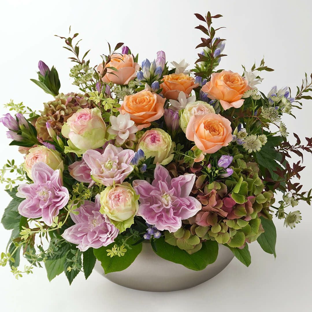 オレンジのバラやハイドランジアのアレンジメント