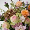 オレンジのバラやハイドランジアのアレンジメント