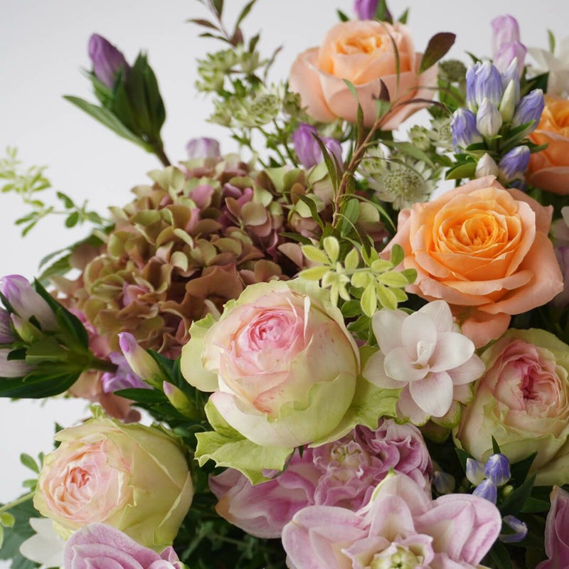 オレンジのバラやハイドランジアのアレンジメント