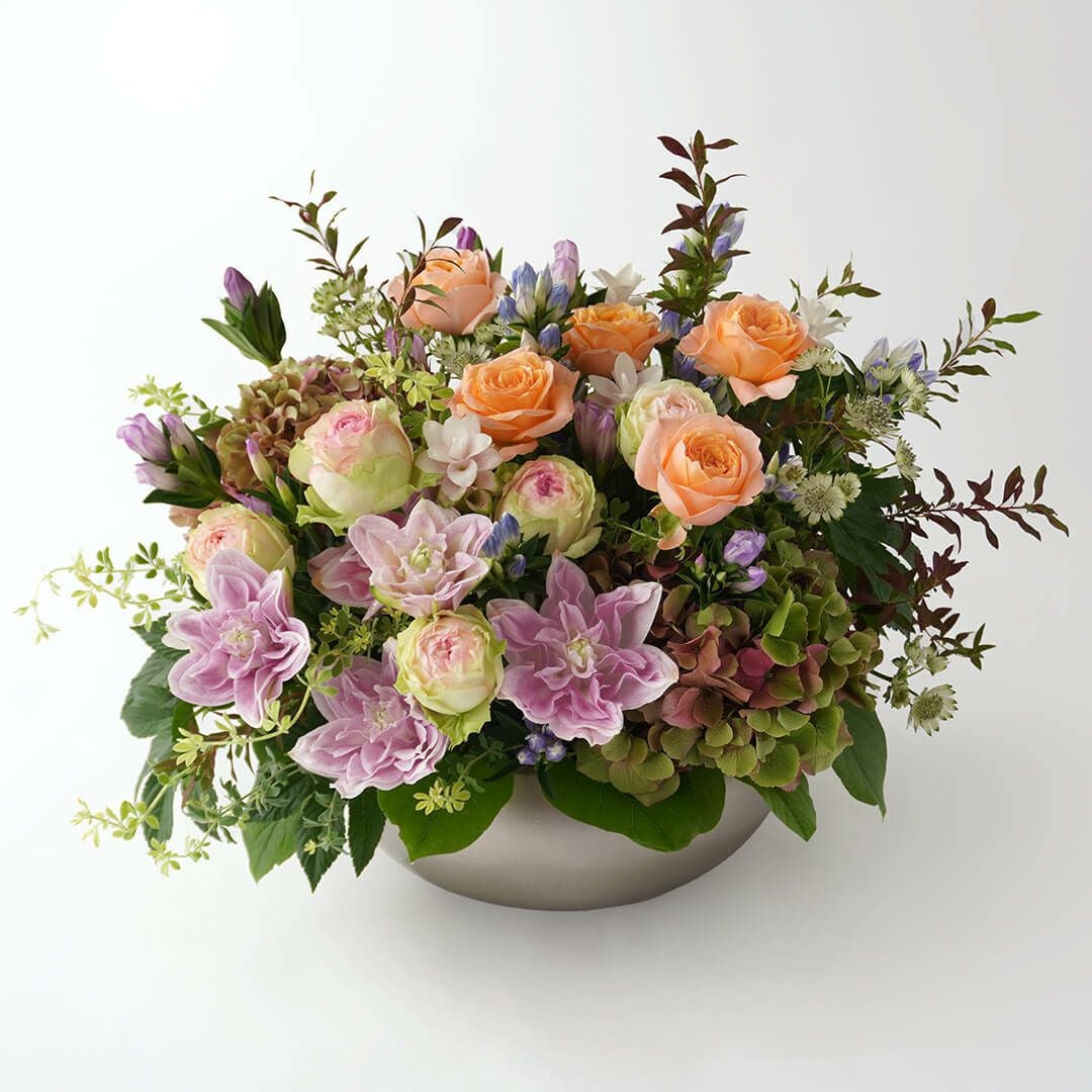 オレンジのバラやハイドランジアのアレンジメント