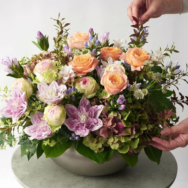 オレンジのバラやハイドランジアのアレンジメント