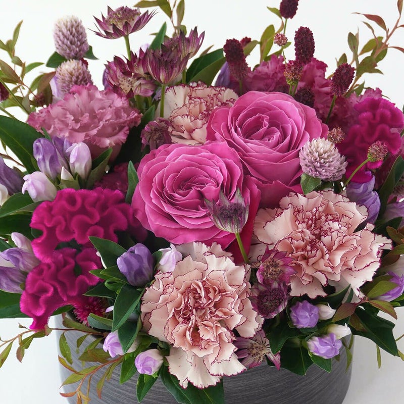 【敬老の日】ピンクのバラやケイトウのアレンジメント