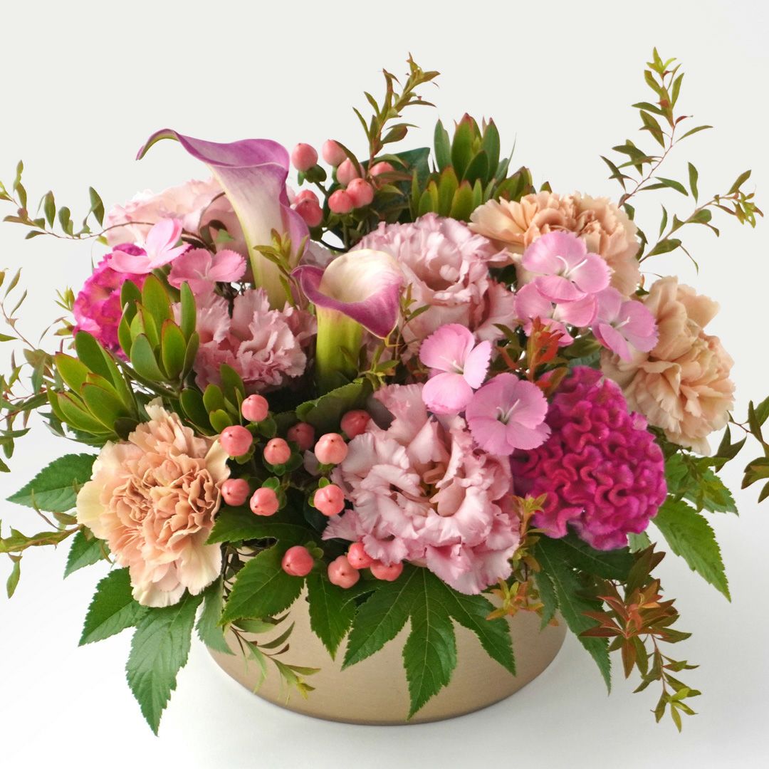 ピンクのカラー、トルコキキョウ、ケイトウのアレンジメント