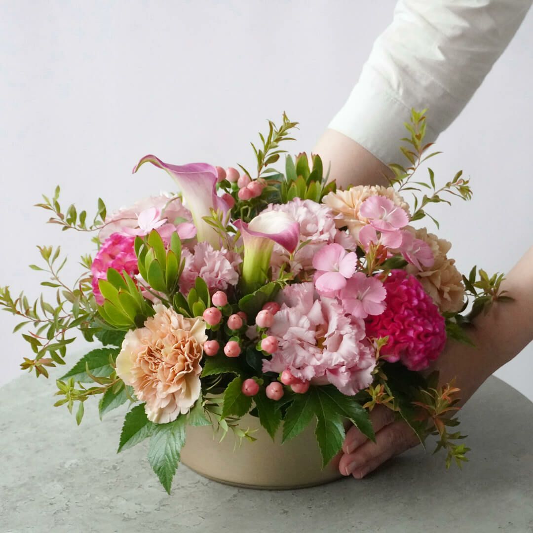 ピンクのカラー、トルコキキョウ、ケイトウのアレンジメント