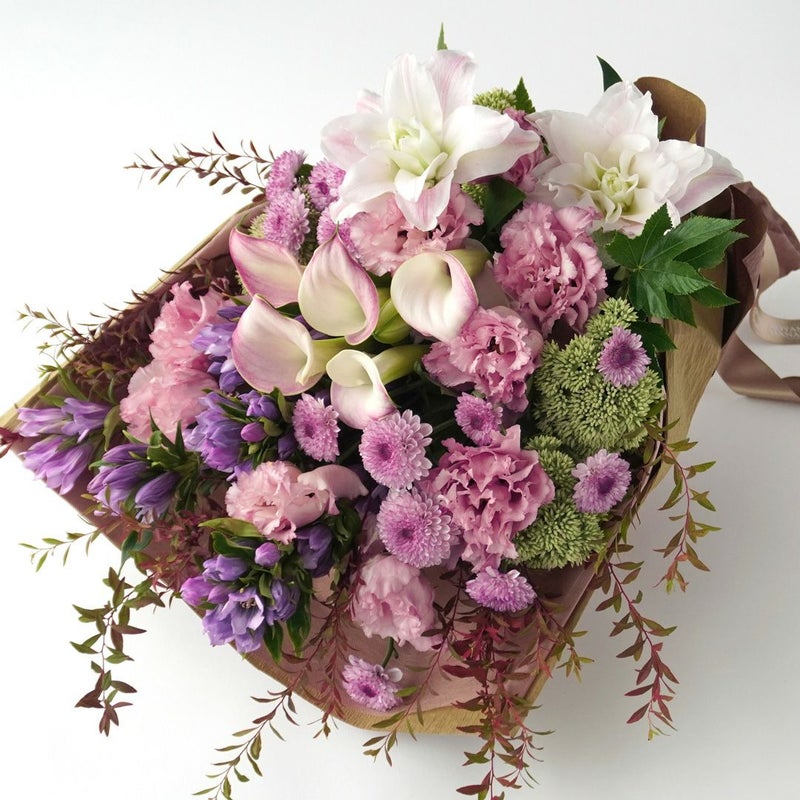 八重咲きユリ、トルコキキョウ、リンドウ、カラー、スプレーマムの花束