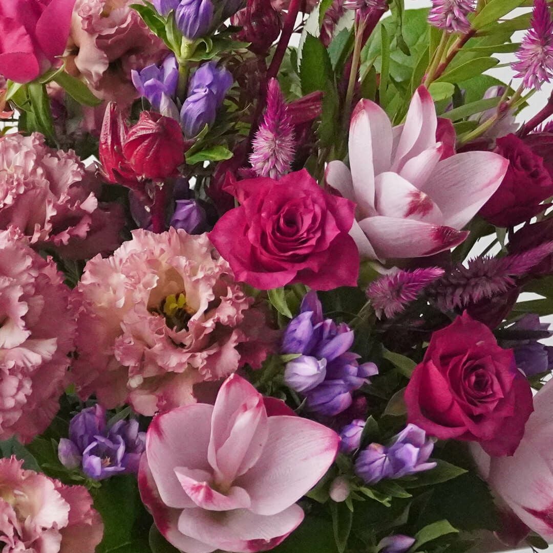 バラやトルコキキョウのアレンジメント