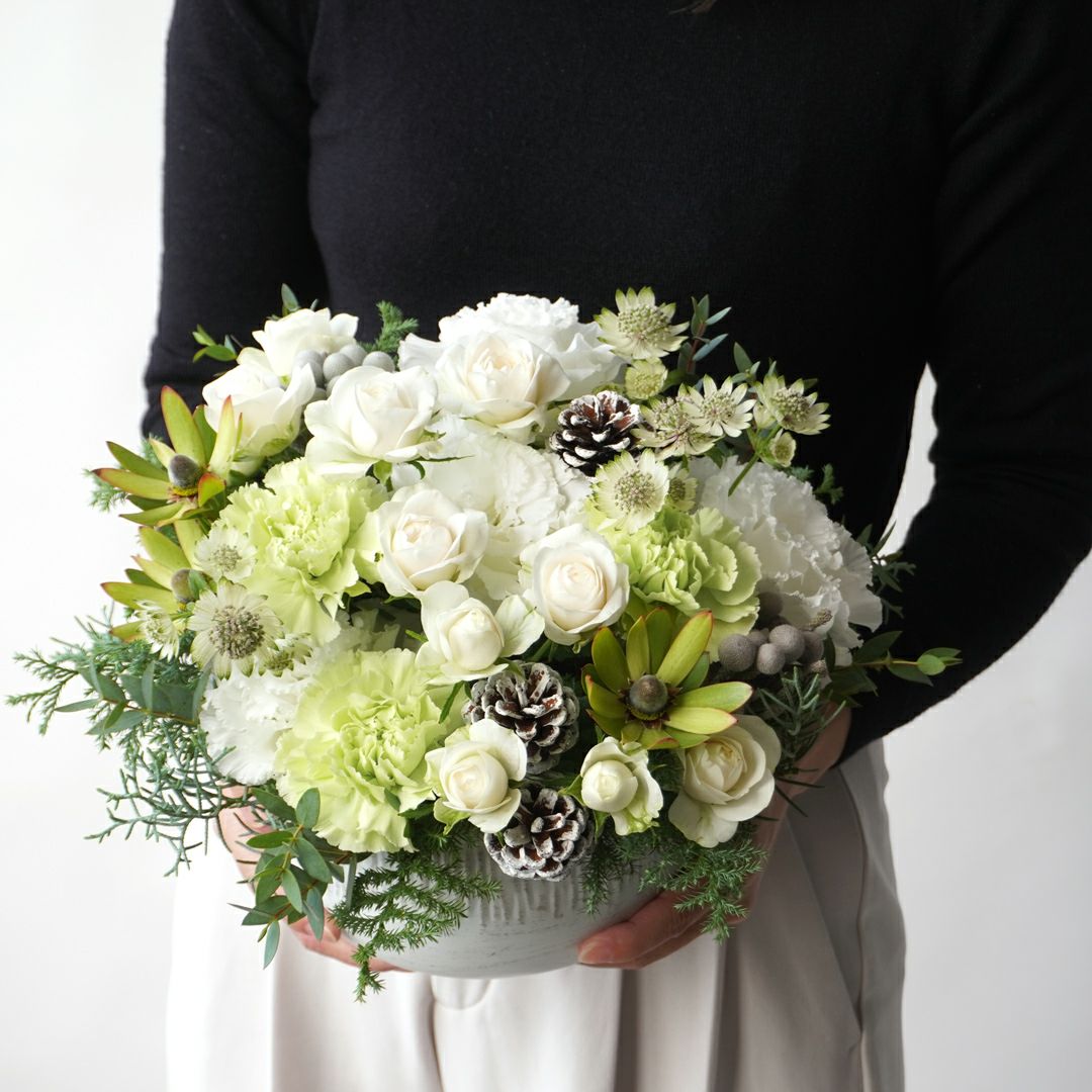 【お歳暮・クリスマス】白いトルコキキョウやスプレーバラのアレンジメント