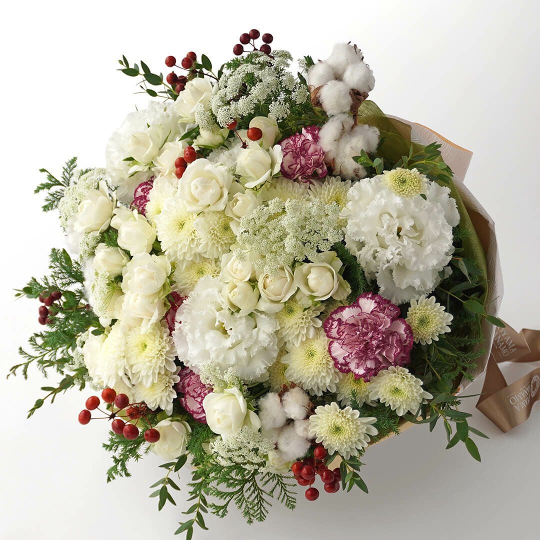 【クリスマス】白いスプレーバラやトルコキキョウ、カーネーションなどの花束