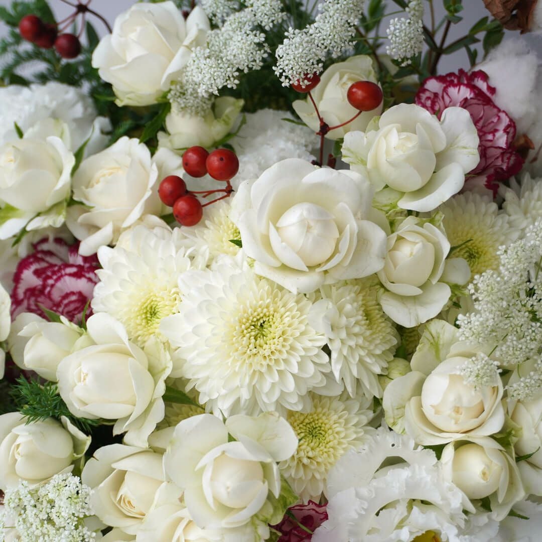 【クリスマス】白いスプレーバラやトルコキキョウ、カーネーションなどの花束