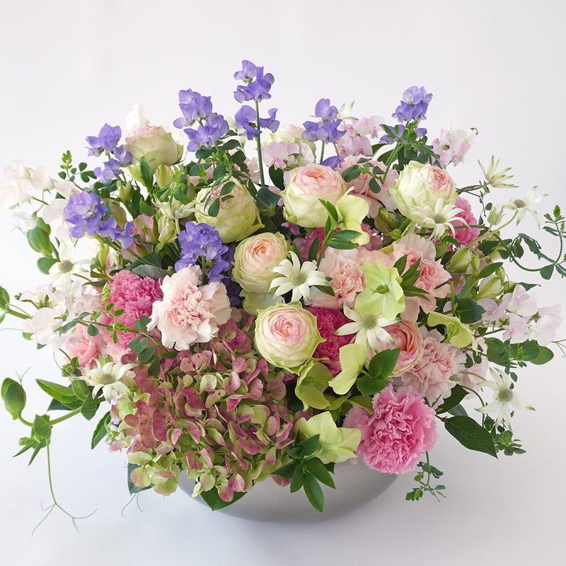 【母の日】淡いピンクから淡いグリーンに広がるグラデーションが美しいバラとカーネーションのアレンジメント